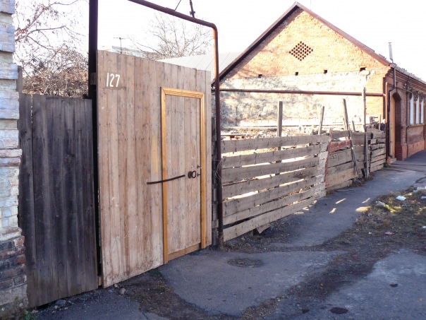 Деревянный забор и ворота
